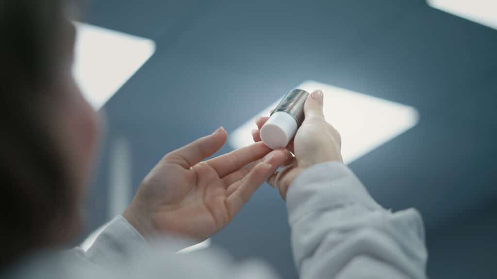 Produktvideo-Makro-Aufnahme Industrie-Labor-Setting Hightech-Sensor-Bauteil Hand-Inspektion Qualitäts-Check