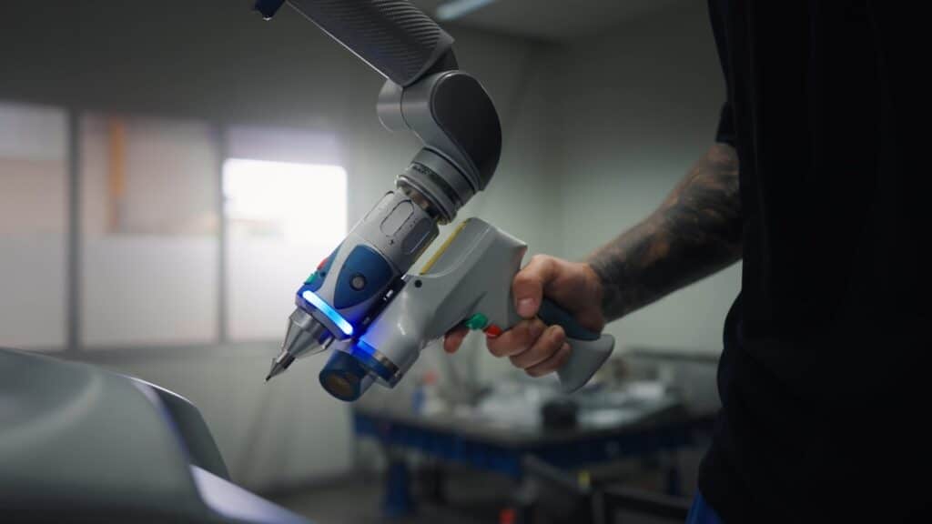 Produktvideo-Industrieumgebung 3D-Scanner-Messarm Präzisionsmessung-Bauteilscan Qualitätssicherung-Fertigung Detailaufnahme-Makro Hightech-Messtechnik