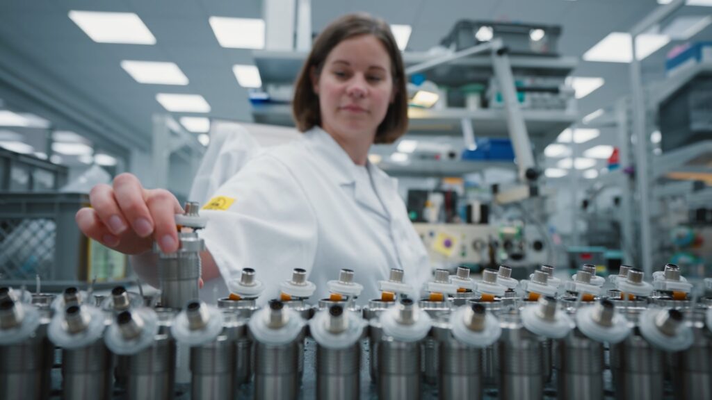 industrie-umgebung montage-prozess sensor-komponenten detail-aufnahme qualitäts-kontrolle produkt-video imagefilm-dreh b2b-videoproduktion hightech-sensor-fertigung