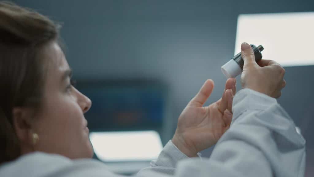 Industrie-Qualitätskontrolle Produkt-Inspektion Kapazitiver-Sensor Labor-Umgebung Makro-Detailaufnahme Fertigungs-Technik B2B-Produktvideo Imagefilm-Szene Hightech-Produktion Sensor-Inspektion