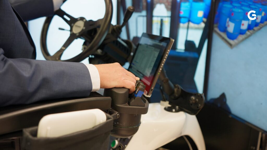 industrie-umgebung, gabelstapler-cockpit, hand-am-bedienhebel, touchscreen-interface, maschinensteuerung-detail, lager-logistik, simulator-training, b-roll, produktvideo-dreh