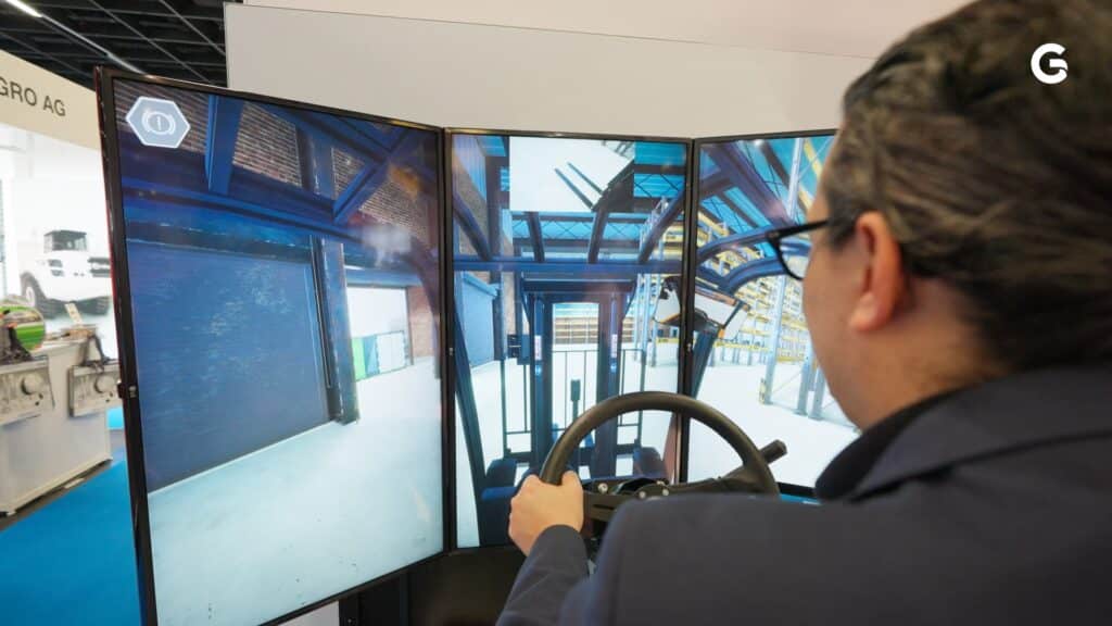 Messefilm-Dreh, Produktvideo-Szene, Industrie-Simulator, Gabelstapler-Training, Fahrsimulator-Setup, Lagerhallen-3D-Visualisierung, Mehrschirm-Display