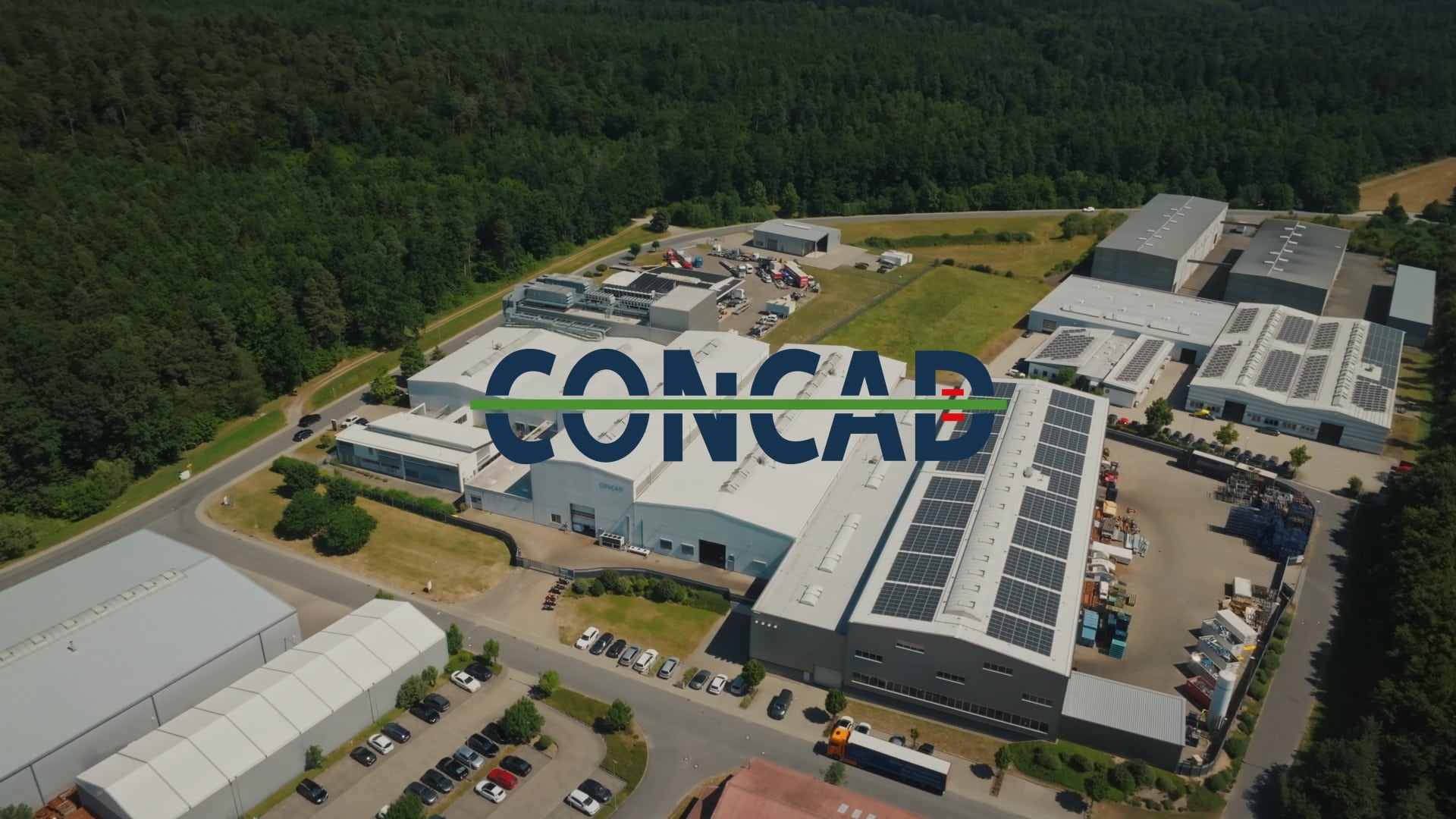 drohnenaufnahme-industriegelände, luftbild-werksgelände, produktionshallen-mit-photovoltaik, industrie-campus, standortfilm-b2b, imagefilm-industrieumgebung, logistik-und-produktion, nachhaltigkeit-solar